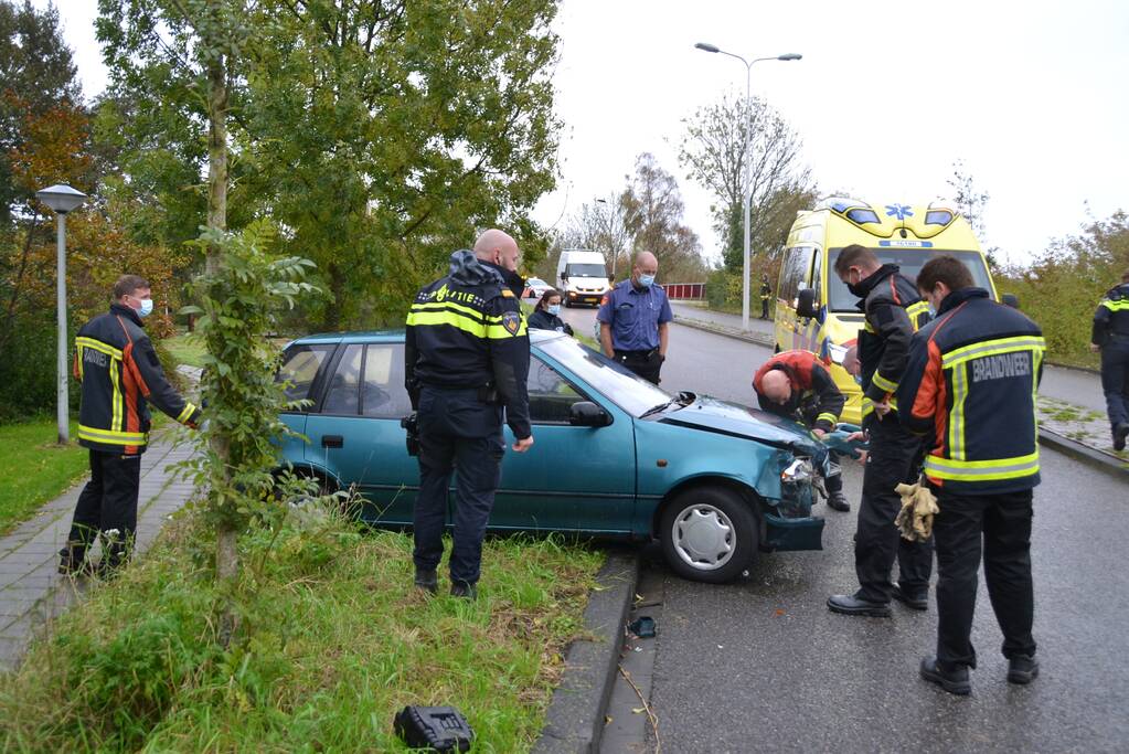 Twee personenauto's botsen voor brandweerkazerne