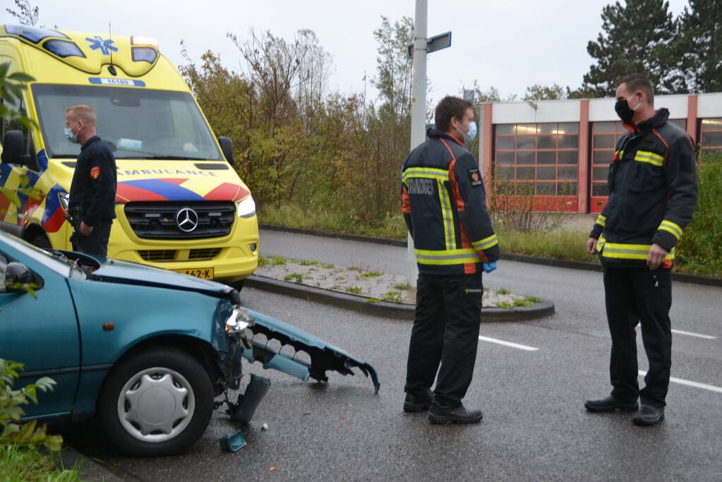 Twee personenauto's botsen voor brandweerkazerne