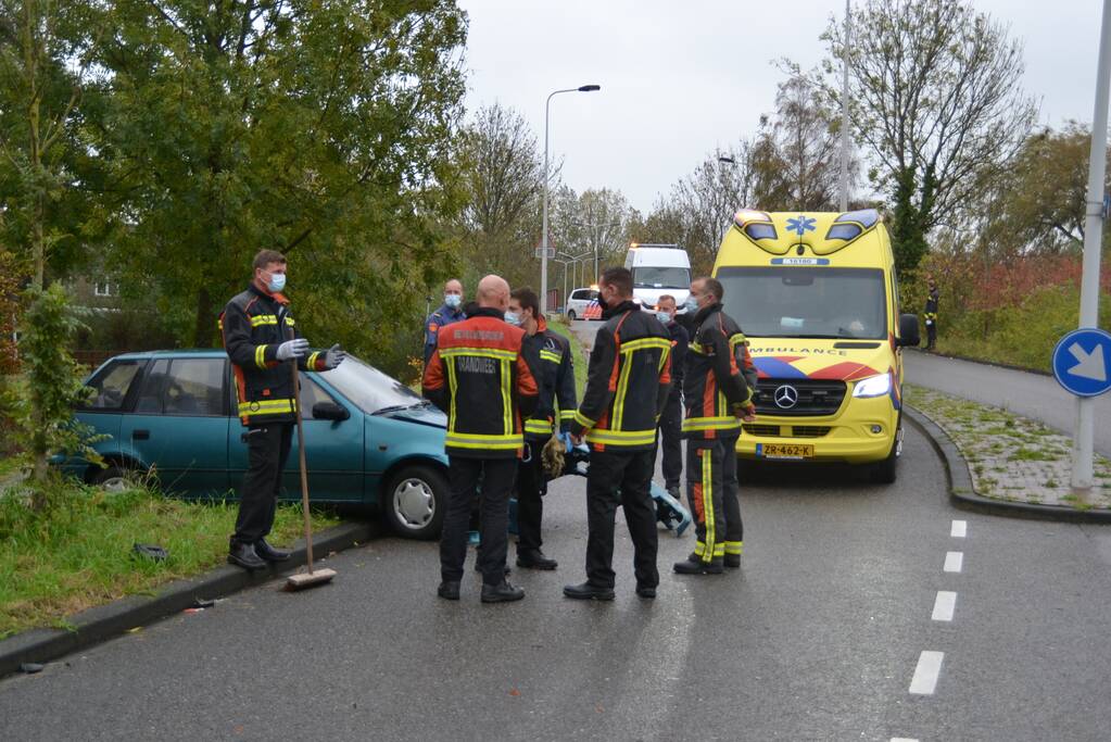 Twee personenauto's botsen voor brandweerkazerne