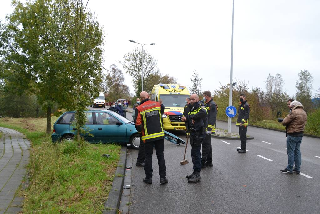 Twee personenauto's botsen voor brandweerkazerne