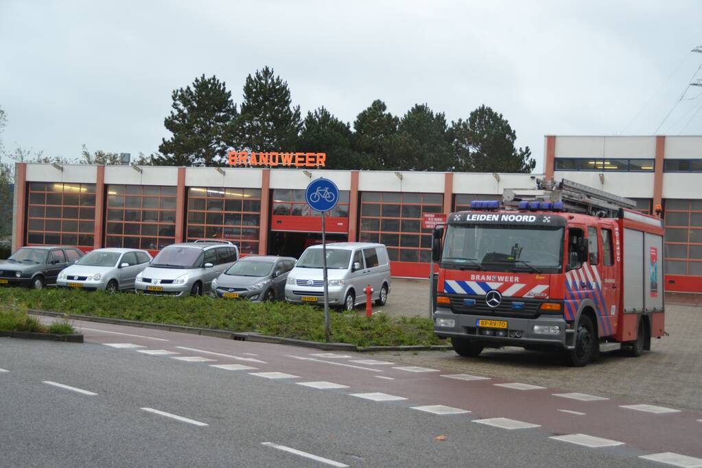 Twee personenauto's botsen voor brandweerkazerne