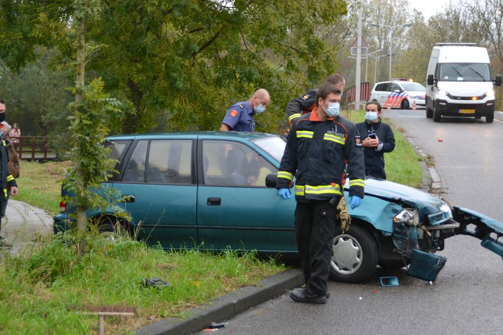 Twee personenauto's botsen voor brandweerkazerne