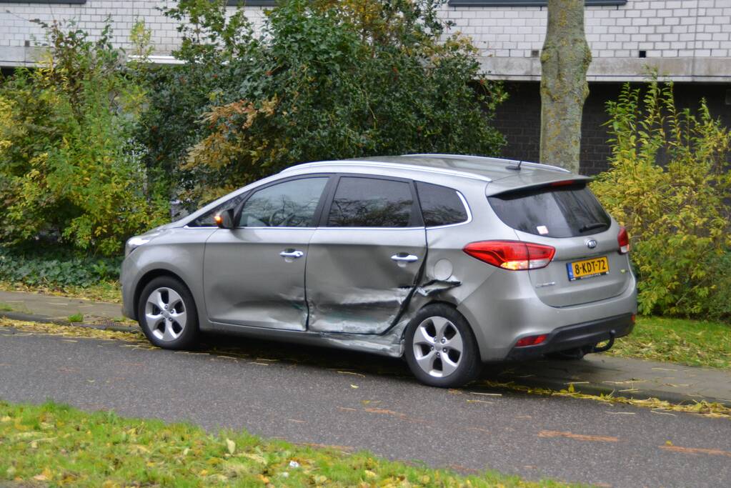Twee personenauto's botsen voor brandweerkazerne