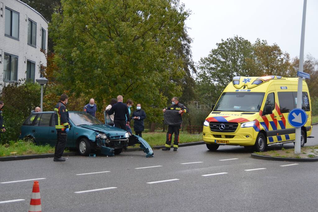 Twee personenauto's botsen voor brandweerkazerne