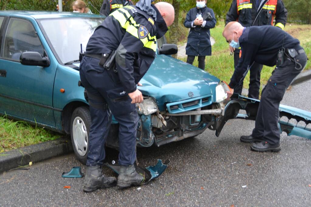 Twee personenauto's botsen voor brandweerkazerne
