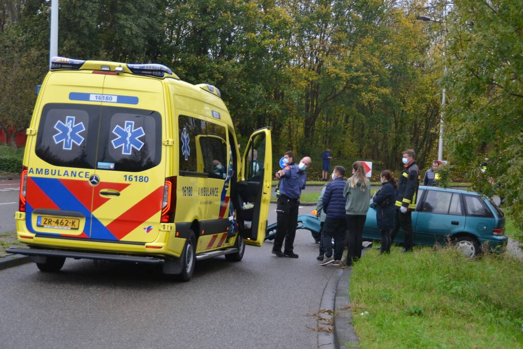 Twee personenauto's botsen voor brandweerkazerne