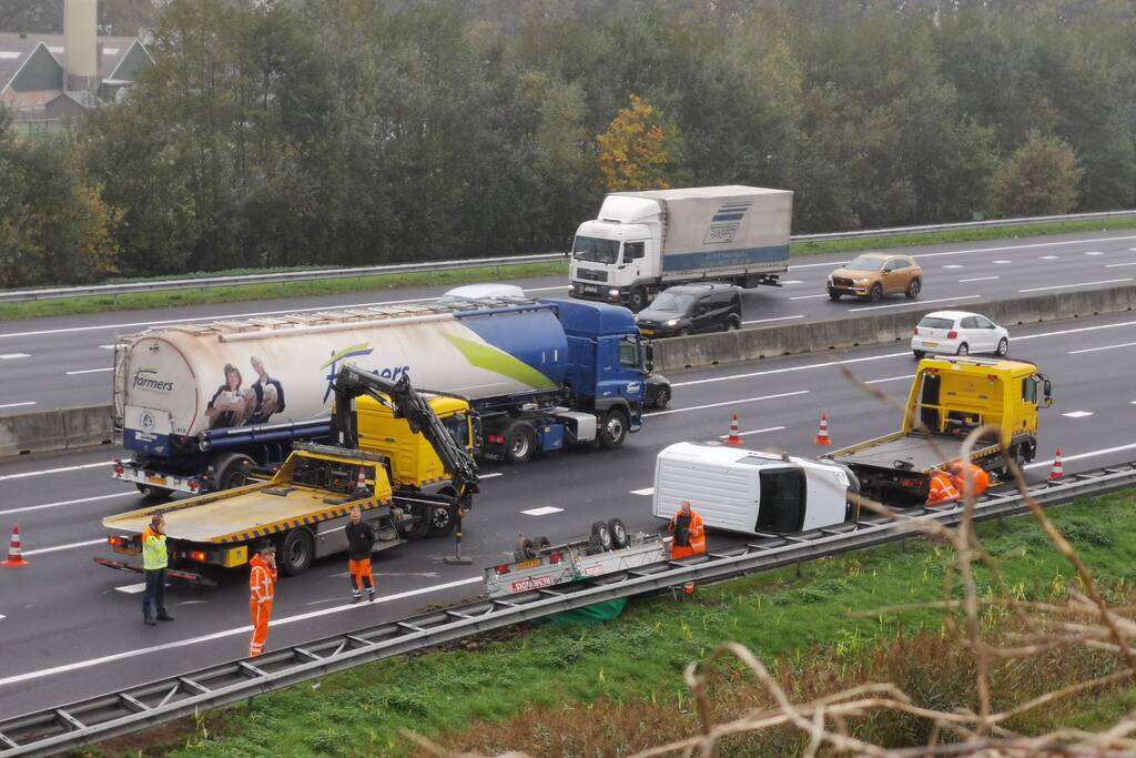 Bestelbus met aanhanger crasht op snelweg