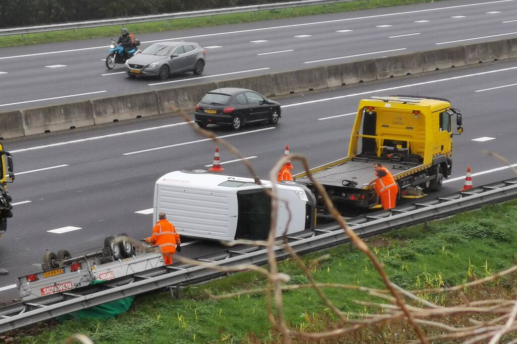 Bestelbus met aanhanger crasht op snelweg