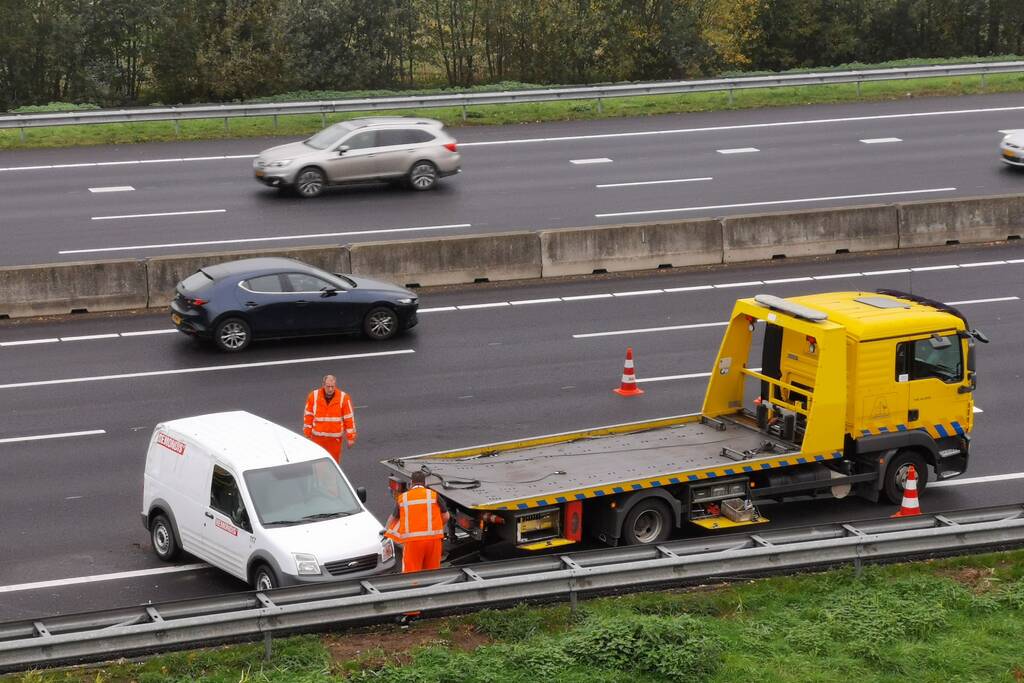 Bestelbus met aanhanger crasht op snelweg
