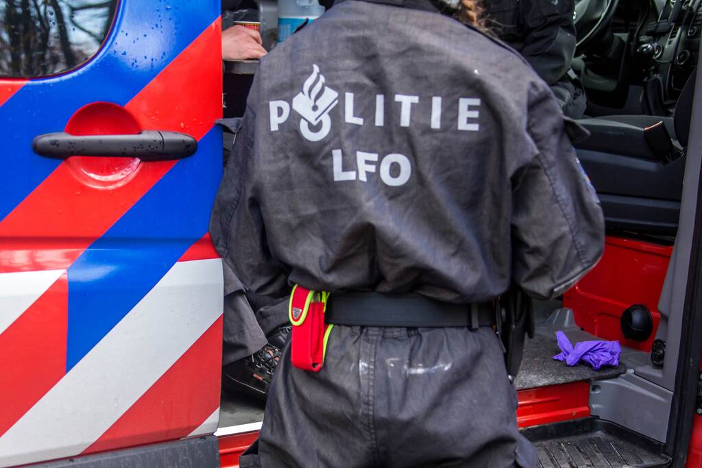 Politie doet inval in loods en vindt 2 000 liter chemicaliën voor gevaarlijke drug Fentanyl