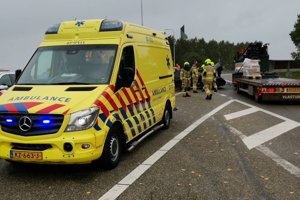 Auto van afrit geschoten, botst frontaal op vrachtwagen