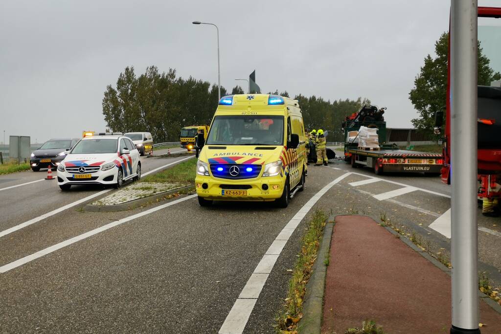 Auto van afrit geschoten, botst frontaal op vrachtwagen