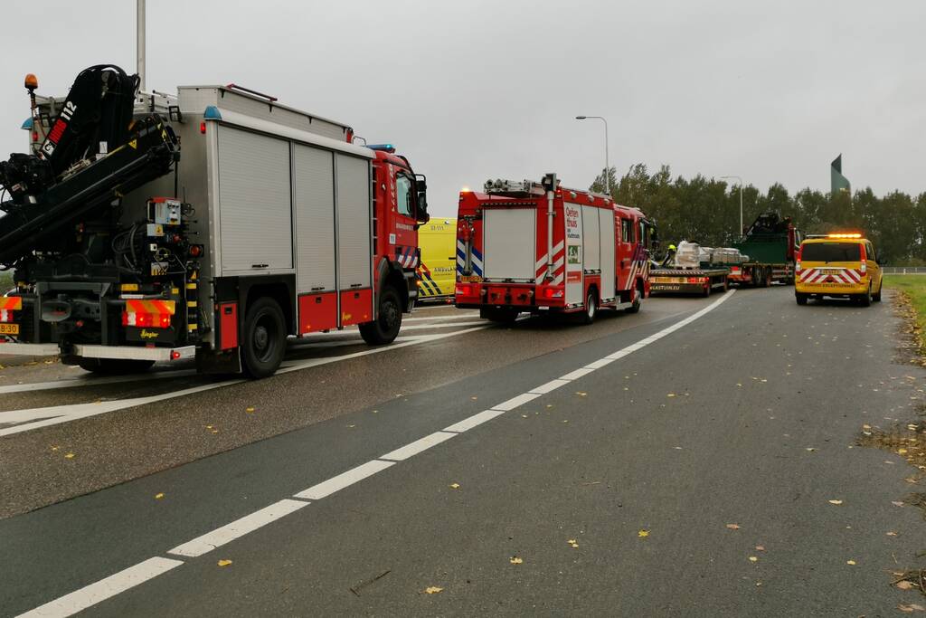 Auto van afrit geschoten, botst frontaal op vrachtwagen
