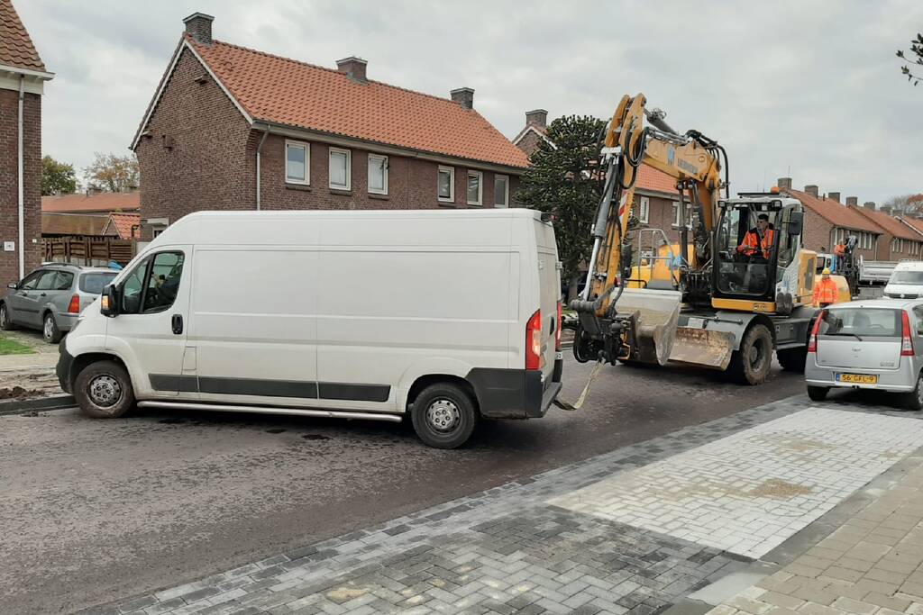 Bezorger rijdt zichzelf vast in berm