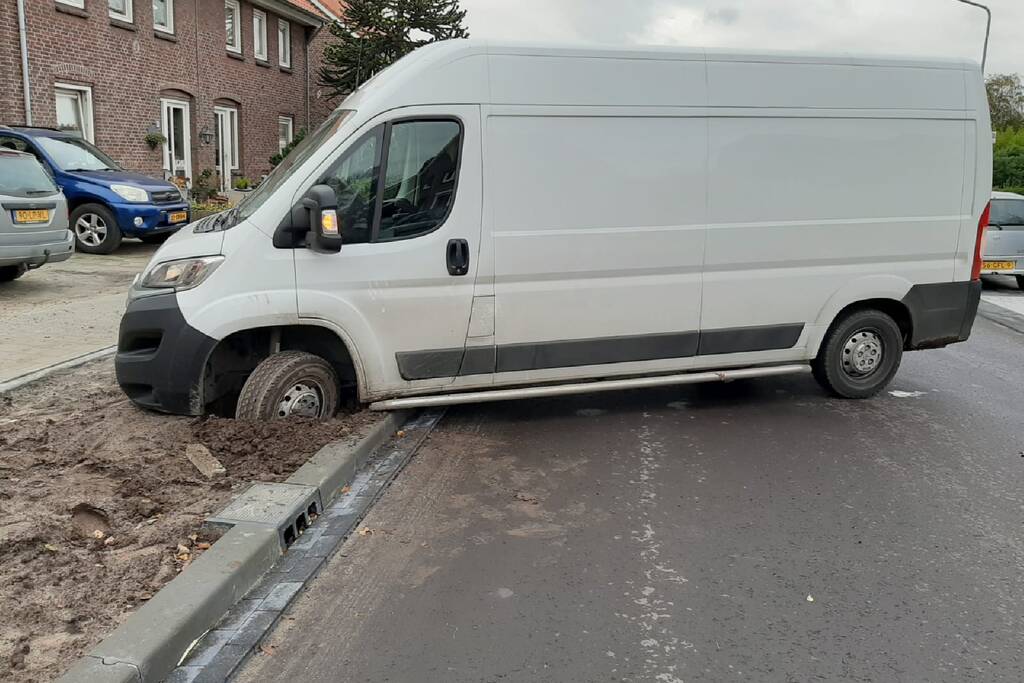 Bezorger rijdt zichzelf vast in berm