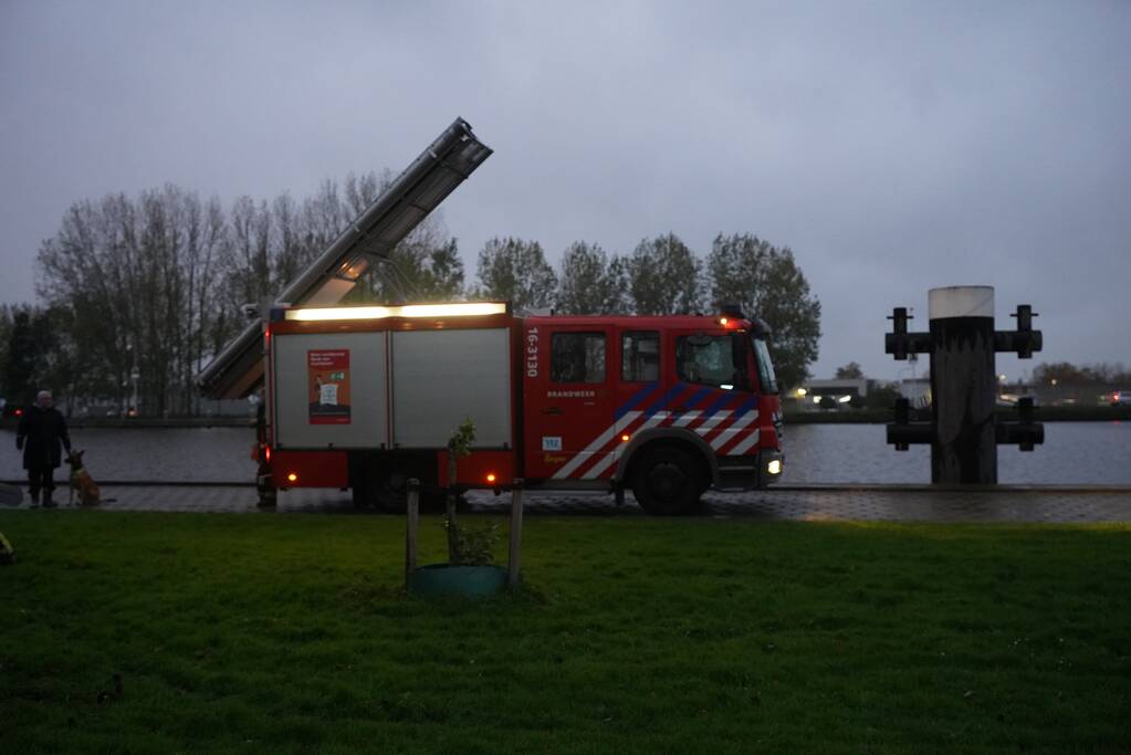 Brandweer blust brand in boom met emmer