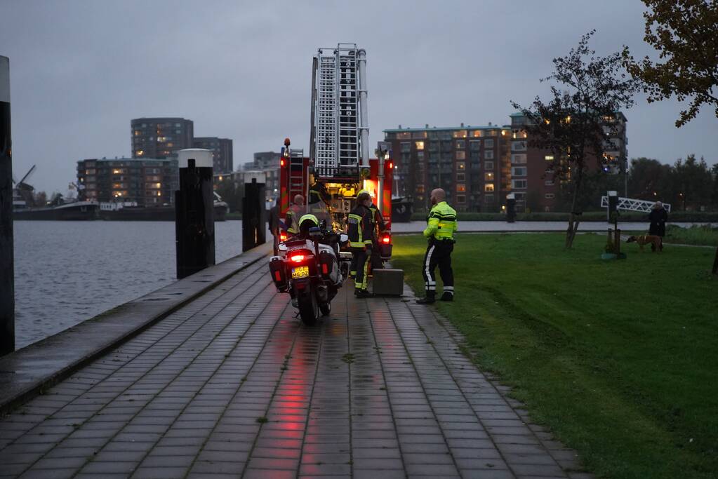 Brandweer blust brand in boom met emmer