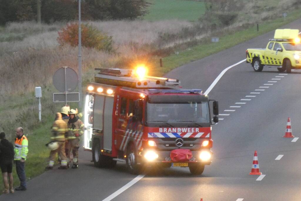 Auto raakt van de weg en belandt in sloot