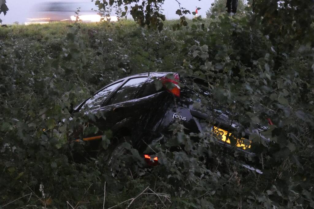 Auto raakt van de weg en belandt in sloot