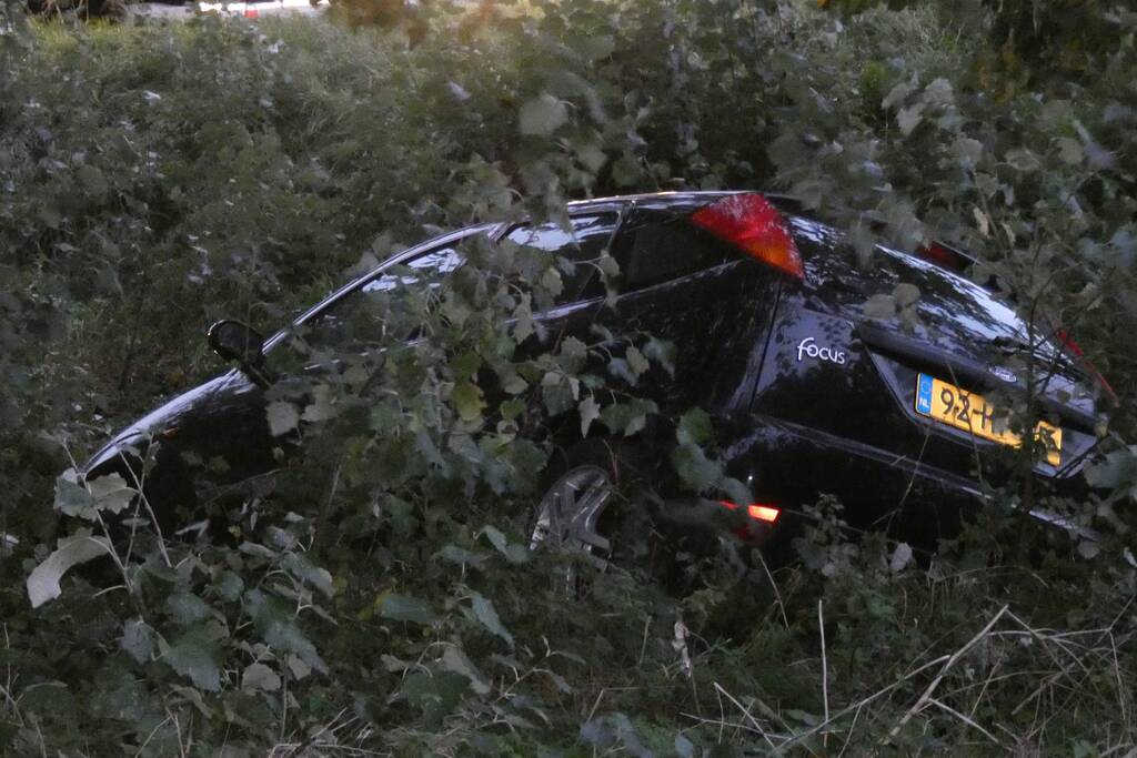 Auto raakt van de weg en belandt in sloot