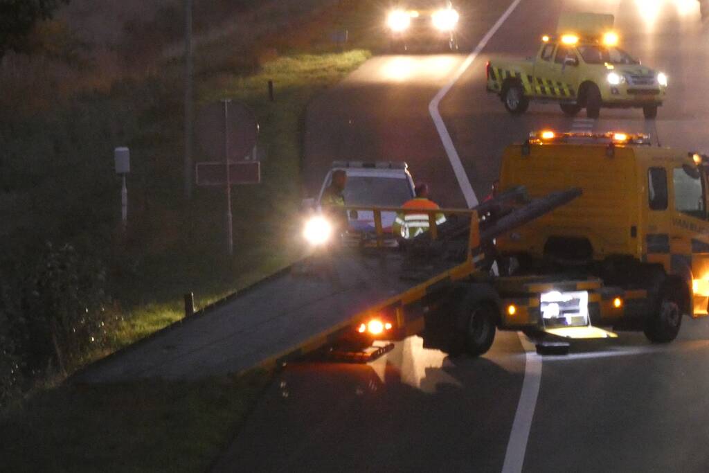 Auto raakt van de weg en belandt in sloot