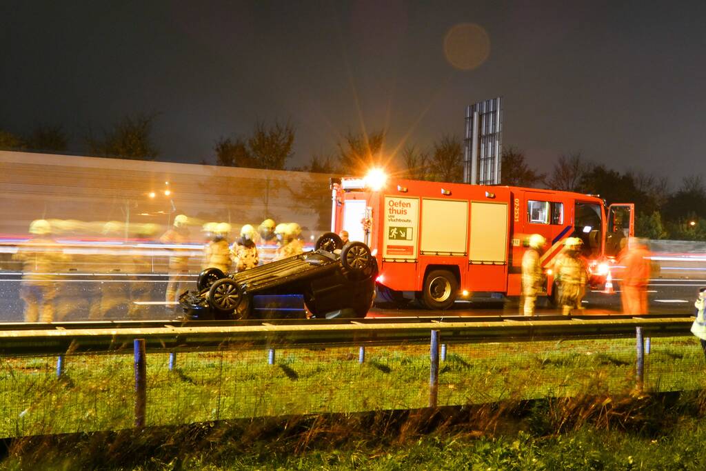 Persoon gewond bij ongeval met voertuig ondersteboven