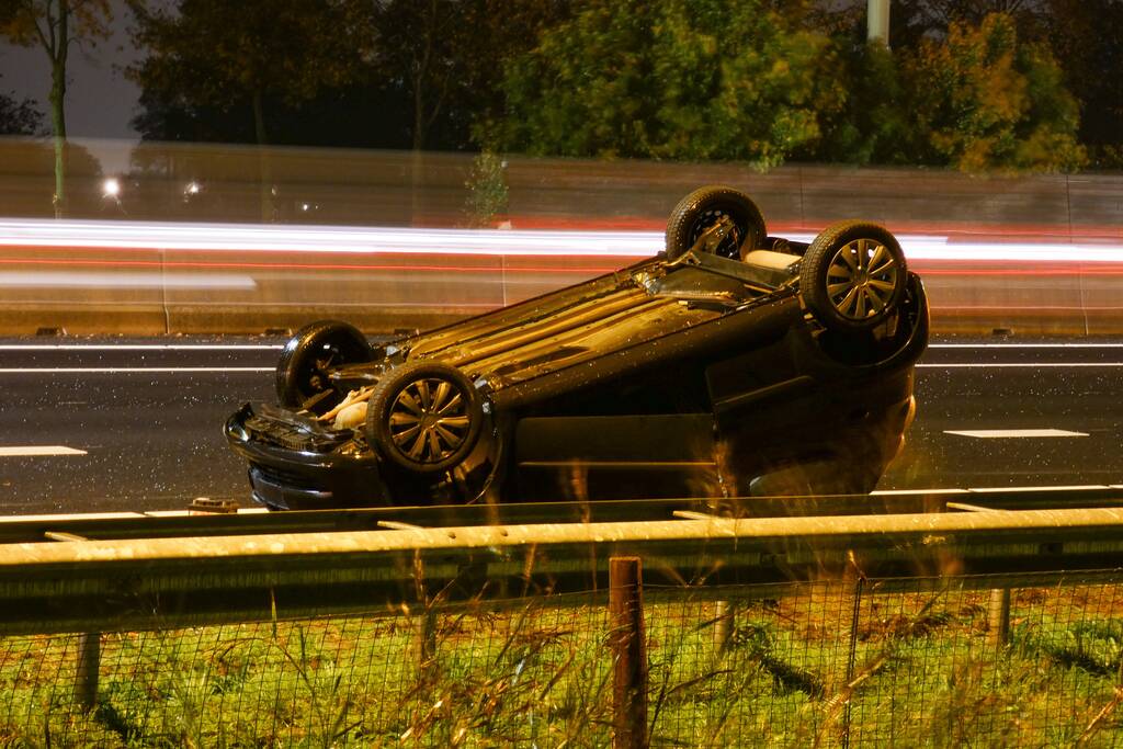 Persoon gewond bij ongeval met voertuig ondersteboven