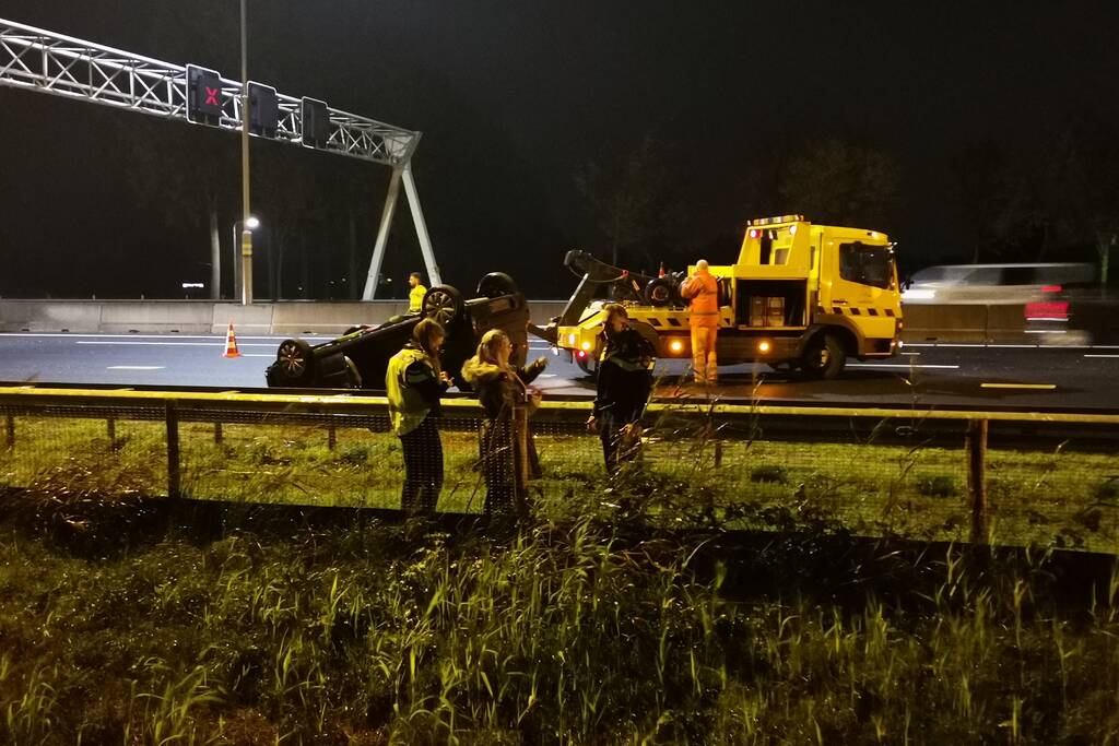 Persoon gewond bij ongeval met voertuig ondersteboven