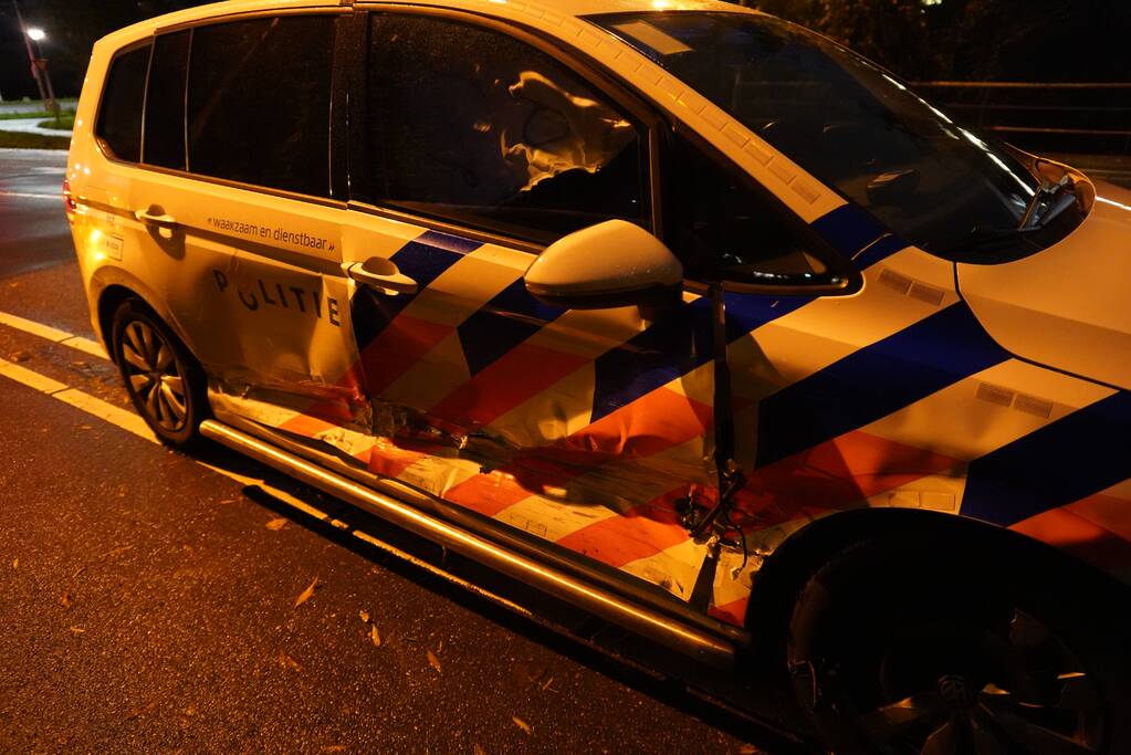 Schade aan politieauto na aanrijding