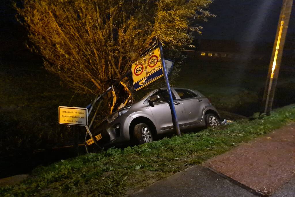 Inzittenden slaan op vlucht na crash met auto