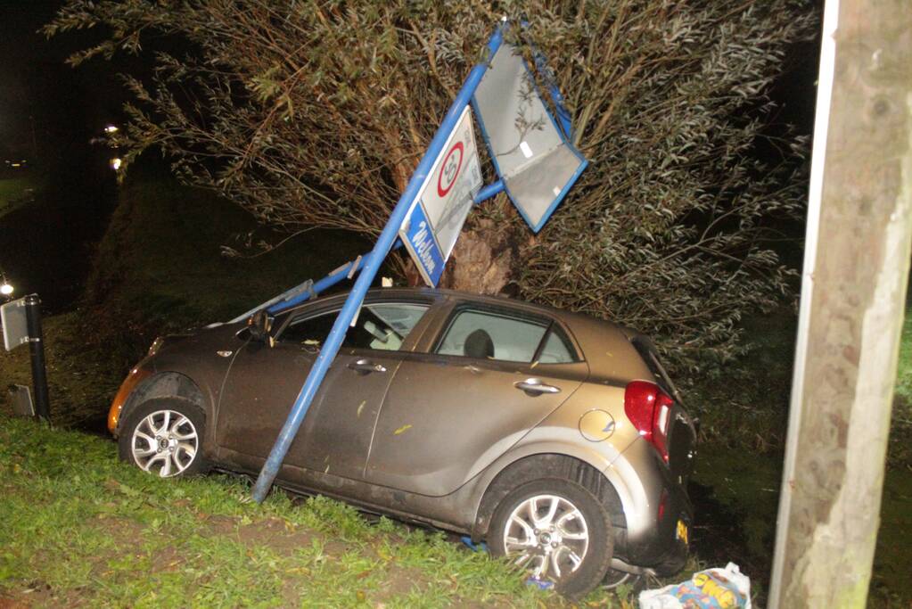 Inzittenden slaan op vlucht na crash met auto