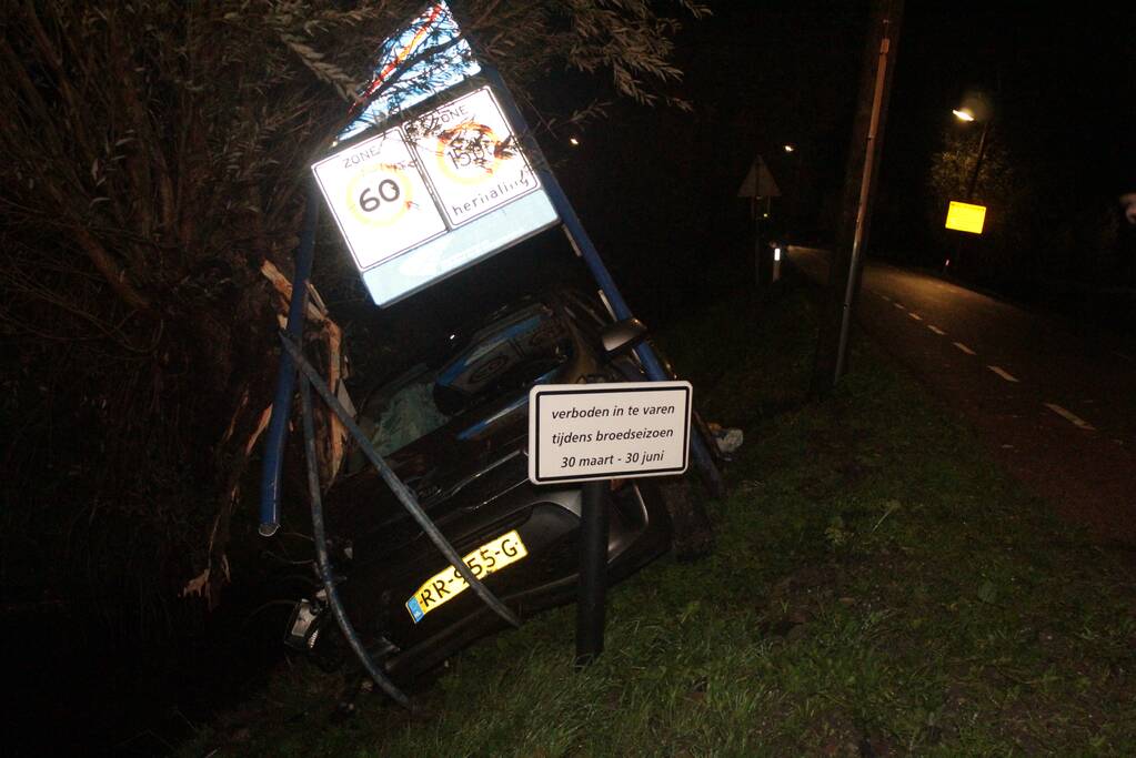 Inzittenden slaan op vlucht na crash met auto