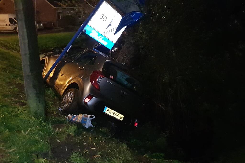 Inzittenden slaan op vlucht na crash met auto
