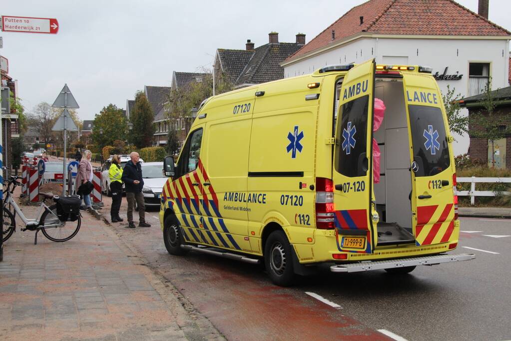 Oudere vrouw raakt gewond na val met fiets