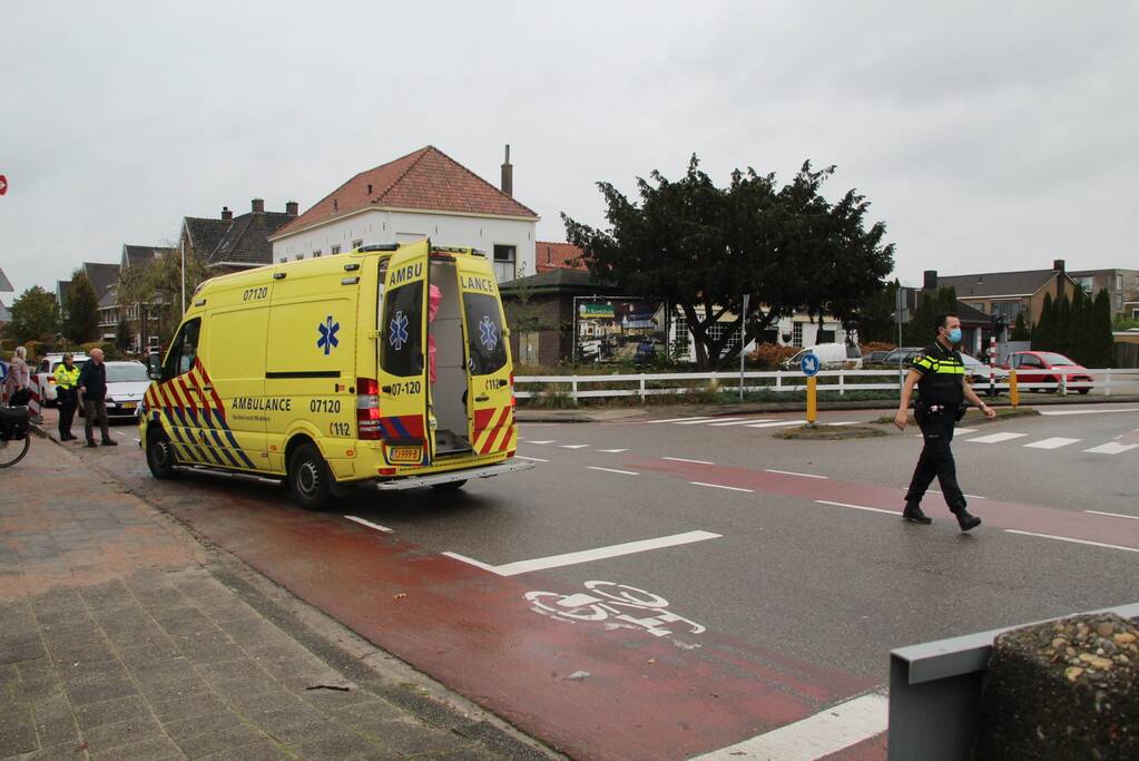 Oudere vrouw raakt gewond na val met fiets