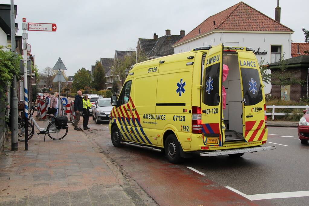 Oudere vrouw raakt gewond na val met fiets