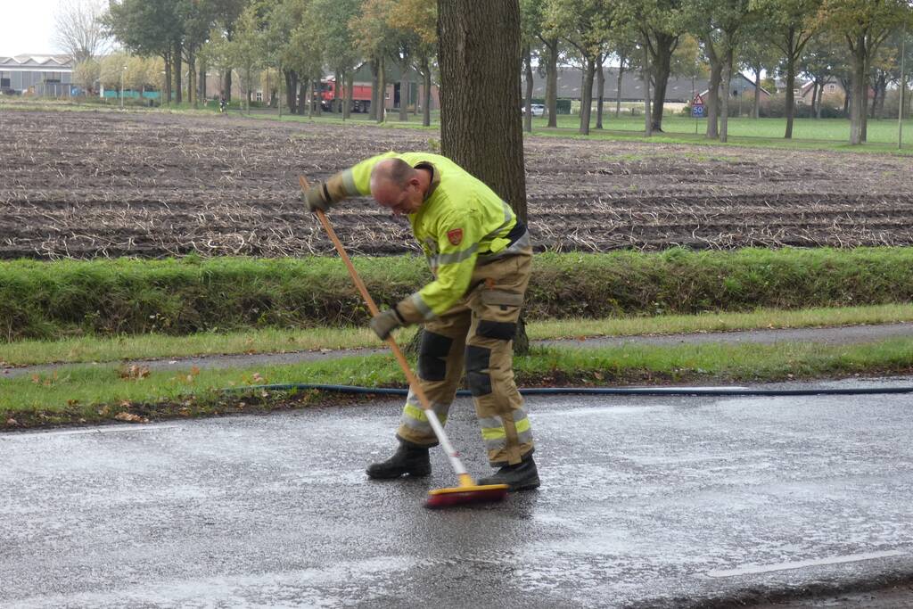 Personenauto lekt vloeistof na botsing tegen boom