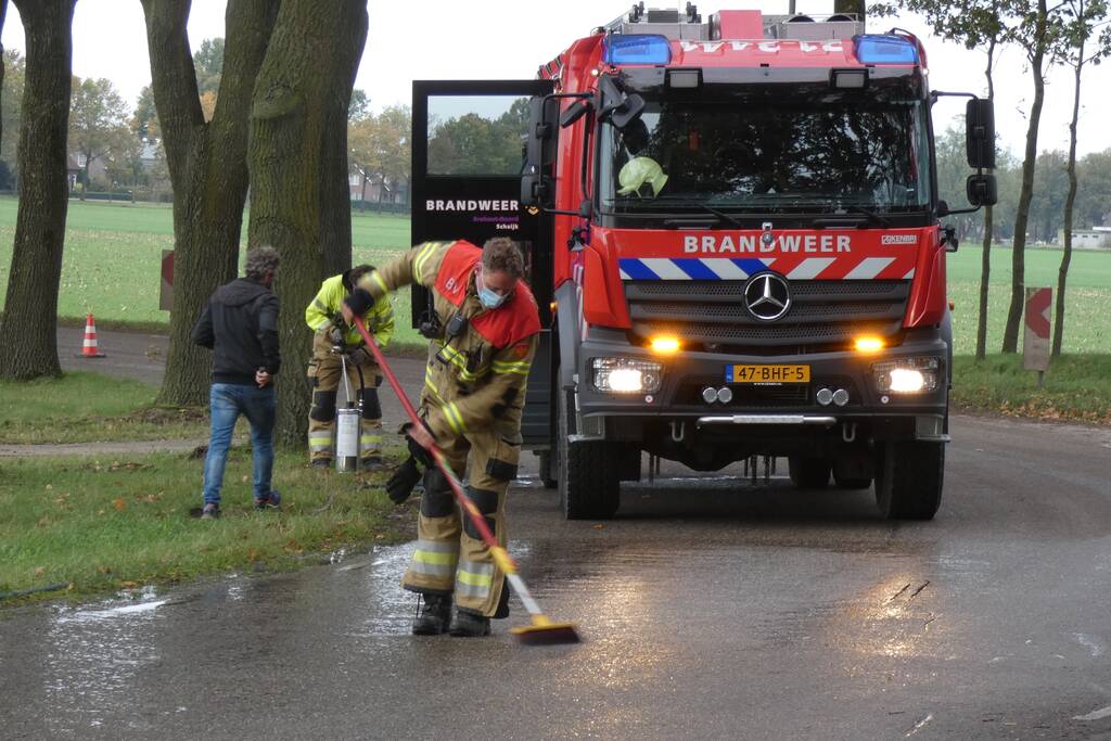 Personenauto lekt vloeistof na botsing tegen boom