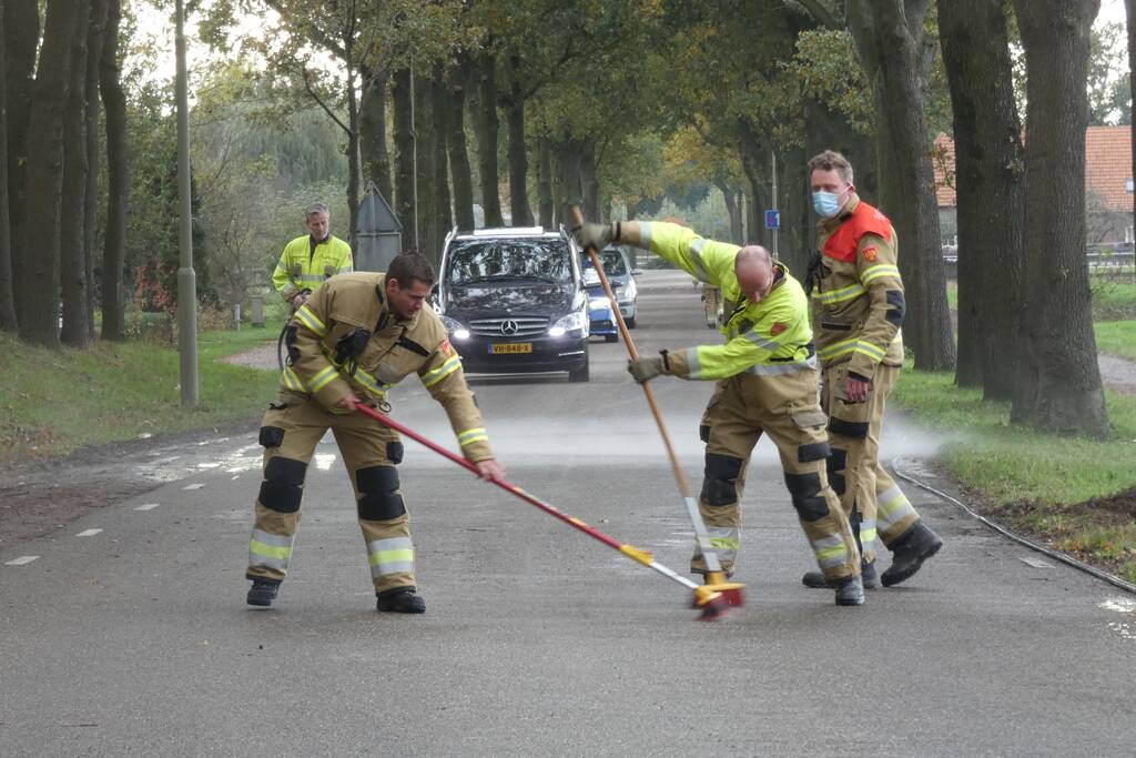 Personenauto lekt vloeistof na botsing tegen boom