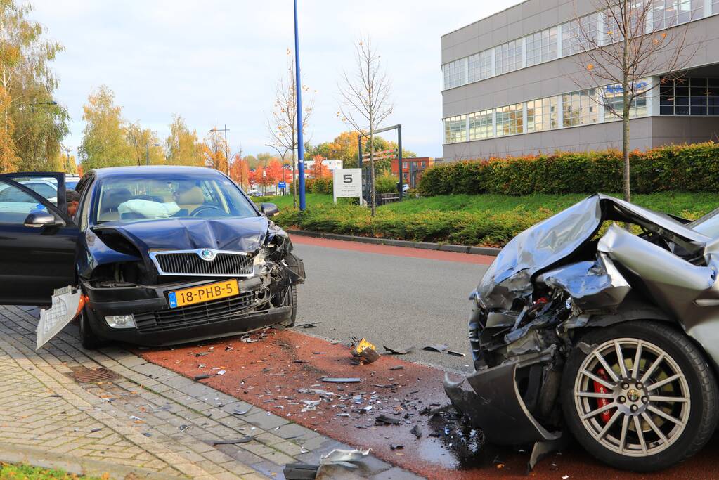 Twee auto's botsen frontaal in bocht