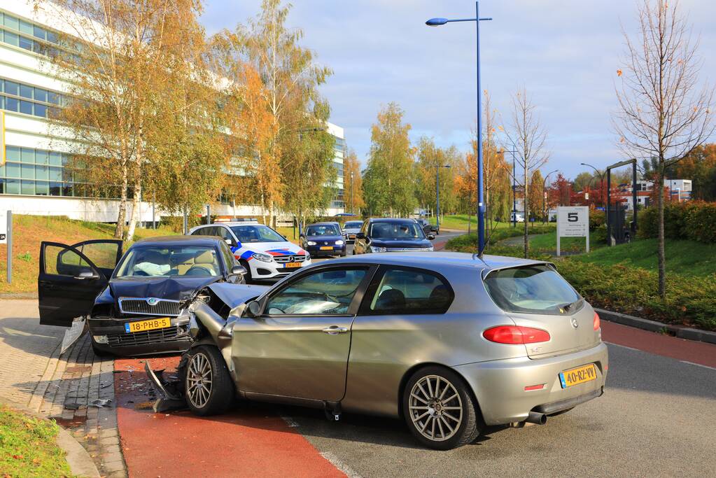 Twee auto's botsen frontaal in bocht