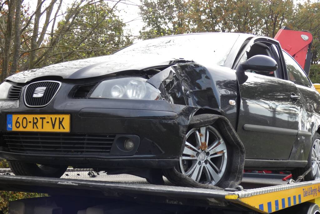 Personenauto lekt vloeistof na botsing tegen boom