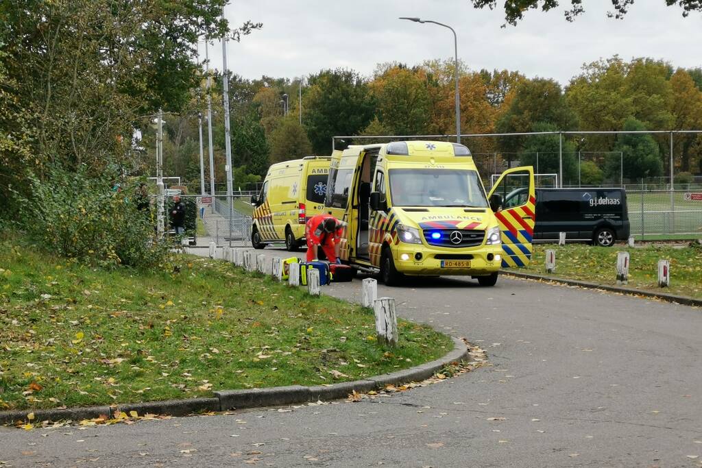 Traumahelikopter landt voor ongeval met voetganger en personenauto