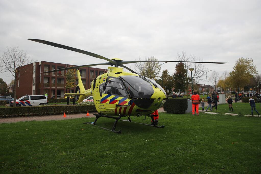 Traumahelikoper landt voor gewond persoon