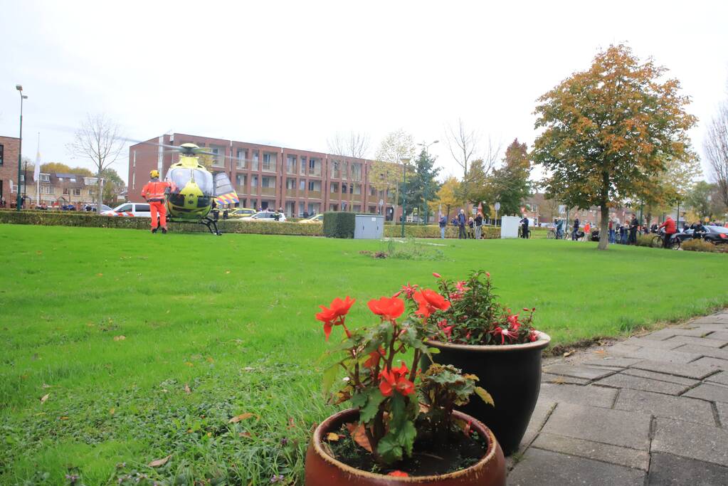 Traumahelikoper landt voor gewond persoon