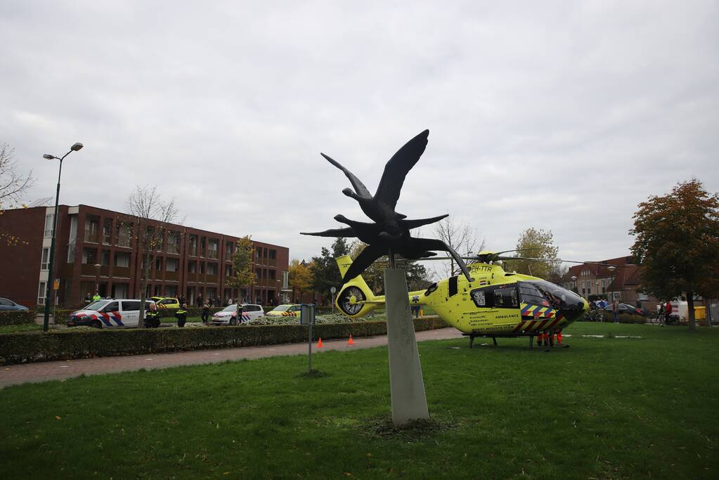 Traumahelikoper landt voor gewond persoon