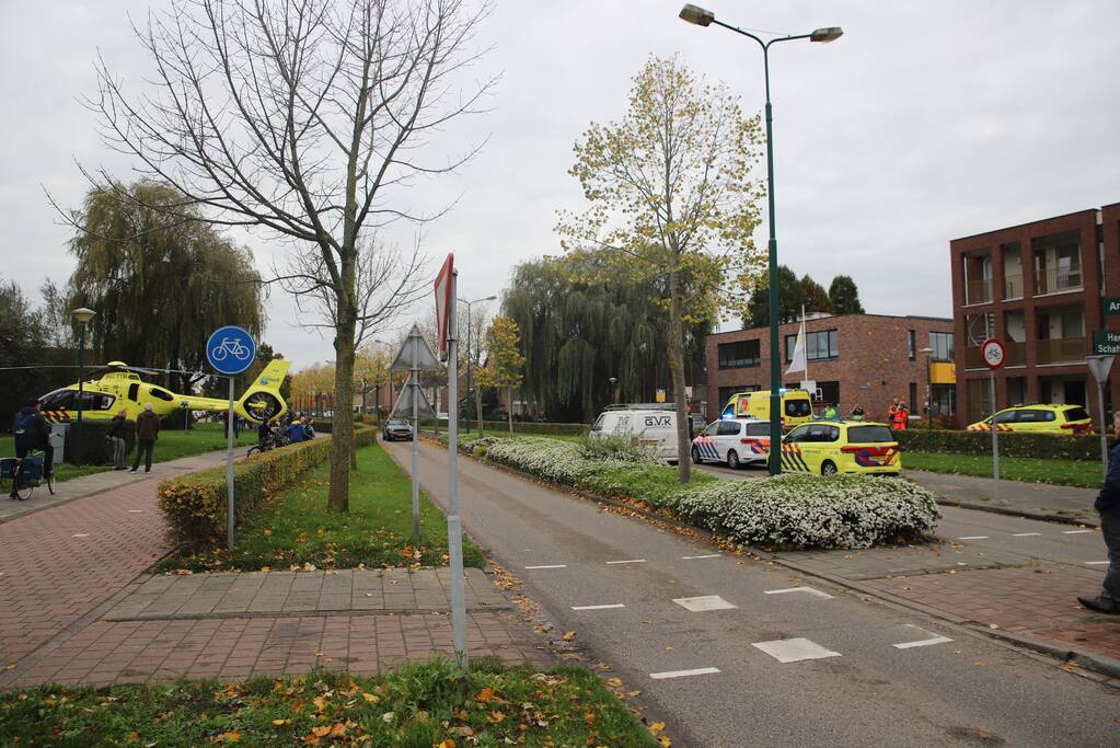 Traumahelikoper landt voor gewond persoon