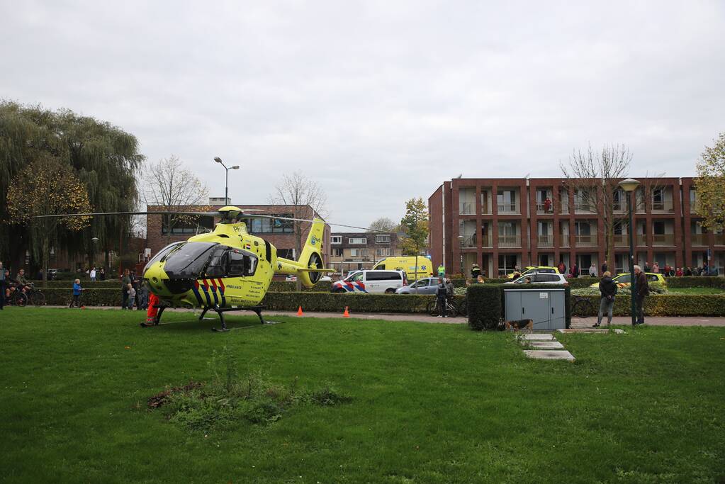 Traumahelikoper landt voor gewond persoon