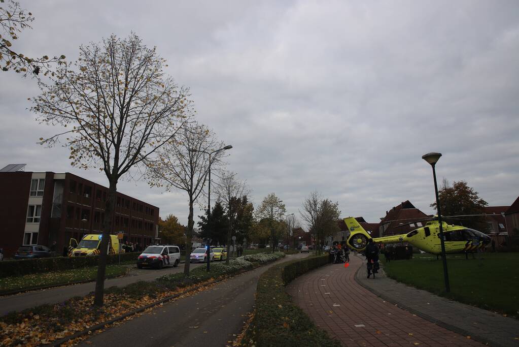 Traumahelikoper landt voor gewond persoon