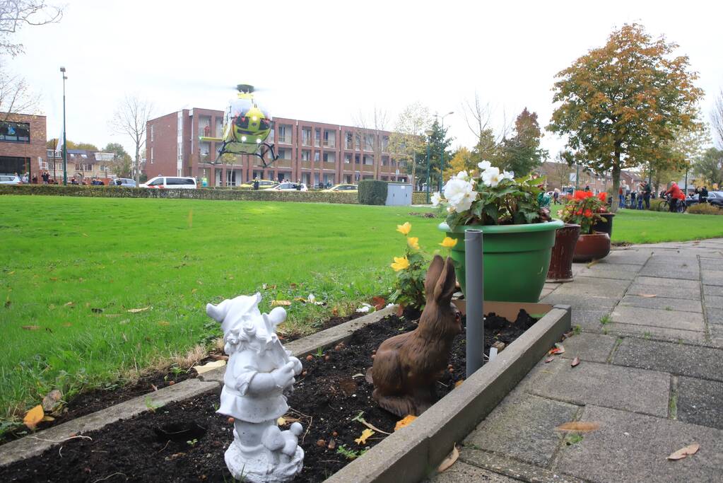 Traumahelikoper landt voor gewond persoon